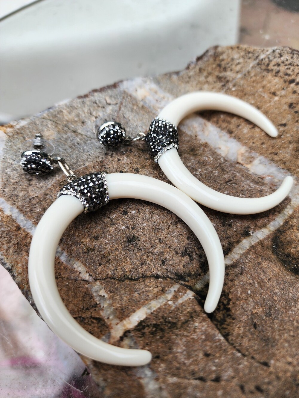 FP Jewelry Sold Out Large Lightweight Earrings Crystals/Off-White Resin Horns - Picture 8 of 10